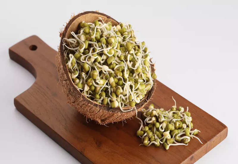 Sprouted Moong: The Many Health Benefits Of Mung Bean Sprouts ...